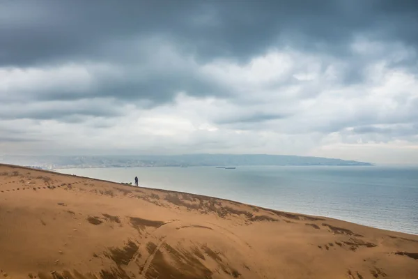 Гигантская Песчаная Дюна Заливе Вальпараисо Конкон Чили Городом Вальпараисо Заднем — стоковое фото