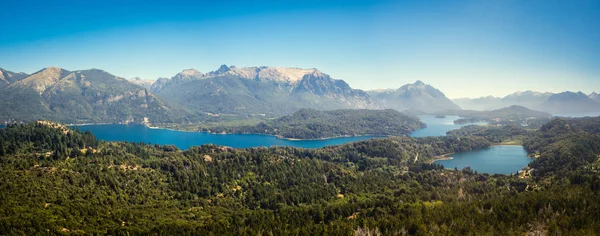 Nahuel Huapi Gölü Bariloche, Arjantin, panoramik. Patagonya whit yeşil orman Andes