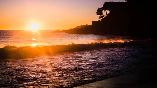 Pôr Sol Praia Zapallar Chile Luz Solar Ondas Shilouettes Pessoas — Fotografia de Stock