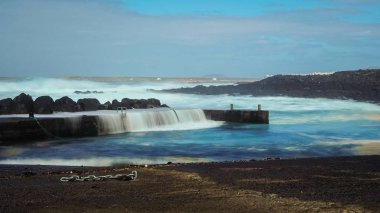 Şubat/02/2019 atlamayı dalgalar La Noel Baba'ya Lanzarote balıkçılık Koyu'nun bir fırtına sırasında uzun pozlama fotoğraf yerleştirme. Kanarya Adaları