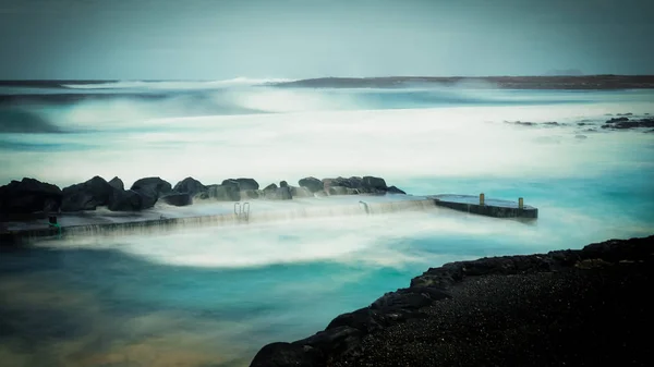 Febrero 2019 Olas Saltando Muelle Cala Pesquera Santa Lanzarote Durante — Foto de Stock