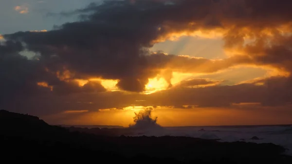 Wellen Treffen Die Küste Während Des Sonnenuntergangs Lanzarote Santa Kanarische — Stockfoto