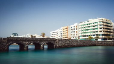 Köprü'den Arrecife, Lanzarote San Gabriel kalede. Uzun pozlama. Kanarya Adası