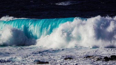 Dalgalar sahil Lanzarote üzerinde La Santa kırma. Kanarya Adası