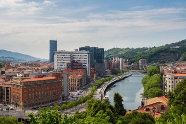 Bilbao, İspanya Nehri yanındaki Abandoibarra mesire görünümlerini