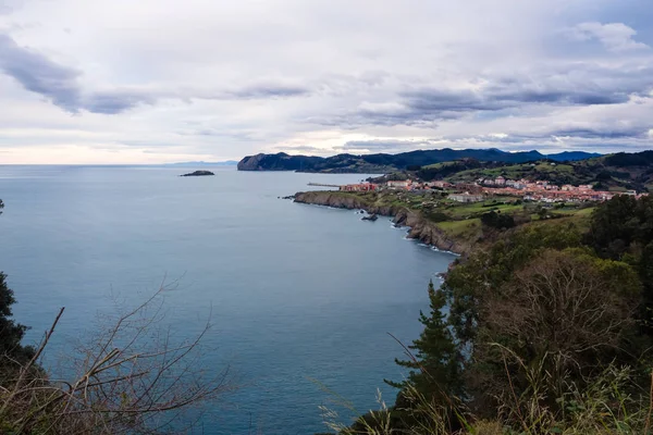 Utsikt Över Kusten Den Byn Bermeo Molnig Dag Baskien Spanien — Stockfoto