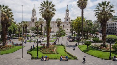 Arequipa şehrin ana Meydanı ve Katedrali. Palmiye ve rahatlatıcı ve yürüyüş insanlar