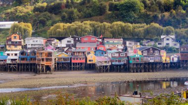 Castro şehirde Chiloe Adası, detay, renk ve inşaat, Şili Patagonya palafitos görünümünü evler.