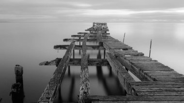 Punta Arenas, Şili Pasifik Okyanusu üzerinde eski dock eski kırık aşağı ahşap iskele. günbatımı
