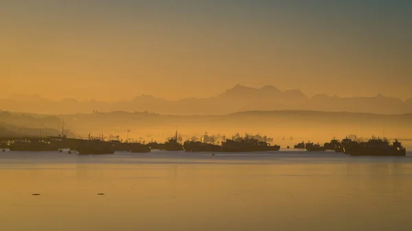 Sunrise Quellon Chiloe Adası limanında. Patagonya Şili