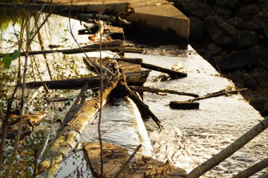 Günbatımı üzerinde küçük şelale