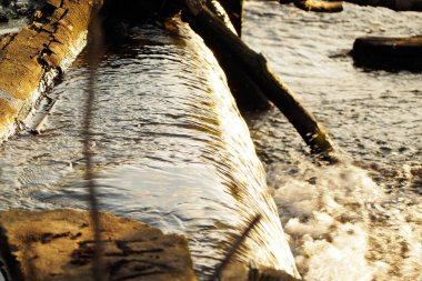 Günbatımı üzerinde küçük şelale