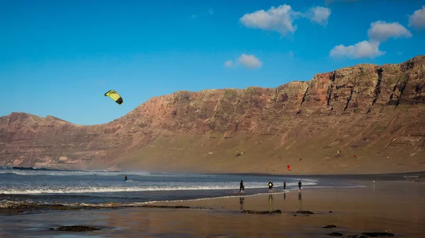 Gente Haciendo Kitesurf Playa Famara Lanzarote Islas Canarias — Foto de Stock