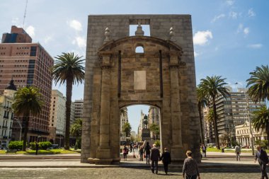 Montevideo Meydanı, Plaza de la Independent, Salvo Sarayı, Puerta de la ciudadela
