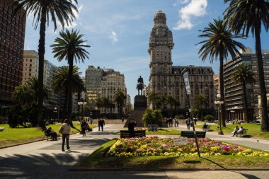 Main square in Montevideo, Plaza de la independencia, Salvo palace clipart
