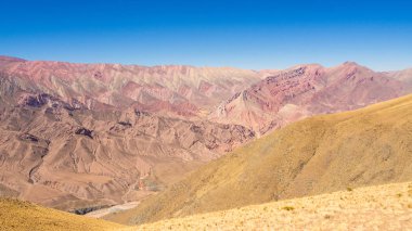 Hornocal Humahuaca, Kuzeybatı Arjantin, Quebrada de Humahuaca 14 renkler dağda panoramik manzaralı