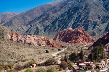 Paseo de los Colorados Purmamarca, Kuzeybatı Arjantin, Quebrad de Humahuaca dağda 7 renkler içinde