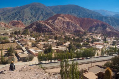Purmamarca ve kuzeybatı Arjantin, Quebrada de Humahuaca 7 renkler dağda görünümü