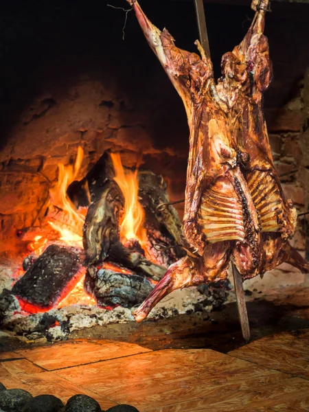 Patagonya kuzu yavaş yavaş kavrulmuş yangın, Şili ve Arjantin tipik çanak üzerinde. Kuzu göndermek için. Cordero el palo