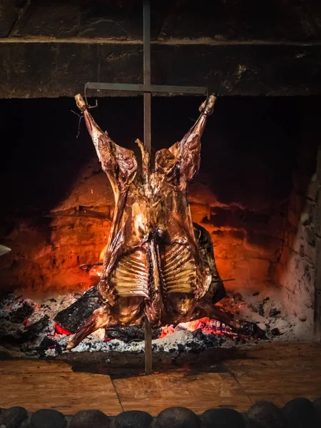 パタゴニアのラムとゆっくりと焼き火 チリとアルゼンチンの代表的な料理 ポストの子羊 コルデロ — ストック写真