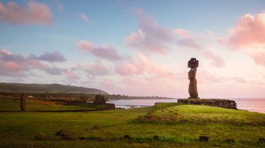 Moai, Ahu Tahai Hanga Roa, gün batımı sırasında Paskalya Adası'nın başkenti olarak. Rapa Nui
