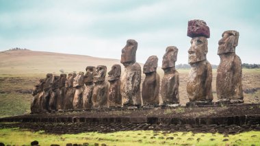 Ahu Tongariki 15 Moai panoramik manzarasını Paskalya Adası. Rapa Nui
