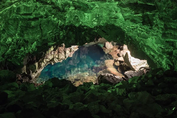 Jameos del Agua Lanzarote, volkanik kökenli yeşil ışık ve bir göl içinde Kanarya Adaları ile aydınlatılmış mağara içinde