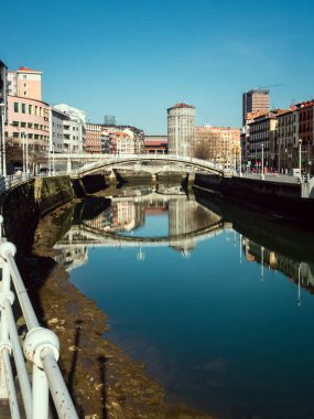 Köprü Ribera de Bilbao güneşli bir günde, Bask Ülkesi
