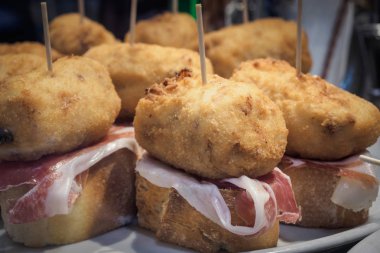 İber jambon kroket bir pinchos barda, Bilbao, İspanya tipik tapa