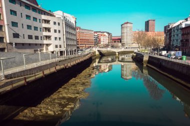 Puente de la Merced de Bilbao, güneşli bir günde, Bask Ülkesi Ria de Bilbao üzerine düşünceler