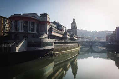 Ribera Pazar ve kilise San Anton Bilbao nehirden gördün. Bask Ülkesi