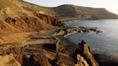 Lanzarote sahil Clicos lago yanındaki El Golfo içinde batımında
