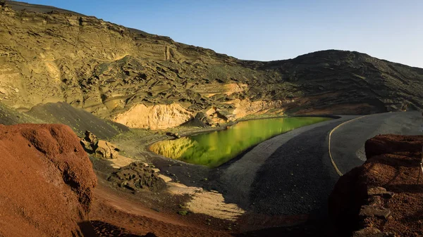 Laguna de Los Clicos op de kust van Lanzarote met zijn groene la — Stockfoto