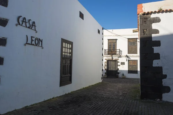 Straten zonder mensen in het dorp van Teguise op Lanzarote op — Stockfoto