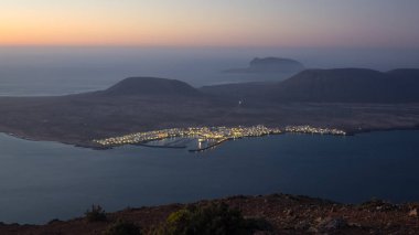 Lanzarote Mirador del Rio'da panoramik görünümünden güneşler sırasında