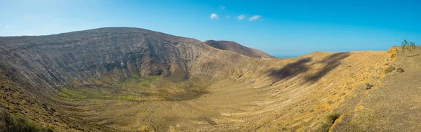 Uitzicht vanaf de trek naar de Caldera Blanca Volcano in Lanzarote — Stockfoto