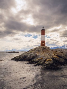 Les Eclaireurs deniz feneri adanın ortasında Ushuaia şehir Arjantin yakın Beagle Kanalı. Tierra del Fuego Adası, Patagonya.