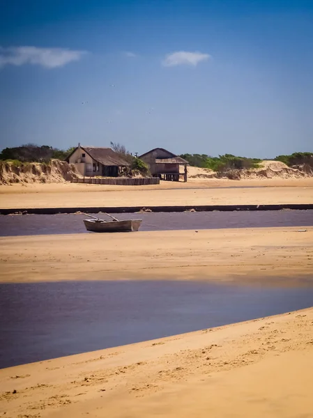 Barra de valizas, Uruguay, Cabo Polonio yakınındaki küçük tekne — Stok fotoğraf