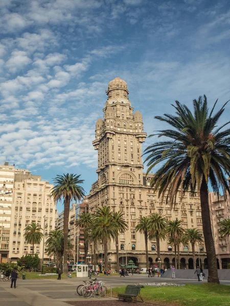 Main square in Montevideo, Plaza de la independencia, Salvo pala — Stockfoto