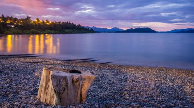 Nahuel Huapi Gölü Bariloch, kumsalda Playa Bonita gece pic