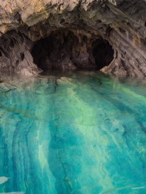 Benzersiz mermer (Capillas del Marmol) mağaralar. Genel Carrera Gölü 