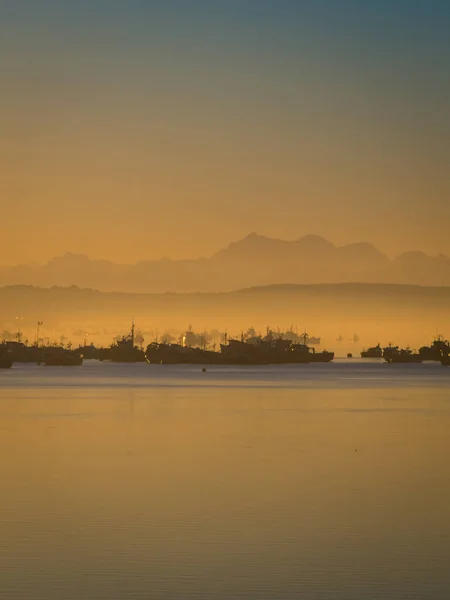 Восход солнца в гавани Квеллон на острове Чилоу. Патагония в — стоковое фото