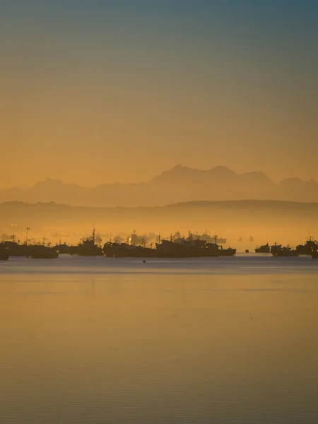 Alba nel porto di Quellon nell'isola di Chiloe. Patagonia in — Foto Stock