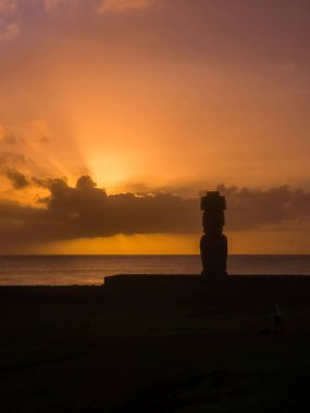 Moai gün batımı sırasında Ahu Tahai Paskalya Adası, Şili'de,