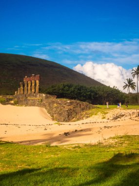 Ahu Nau Nau 'dan Moais Paskalya Adası, Şili' deki Anakena sahilinde.