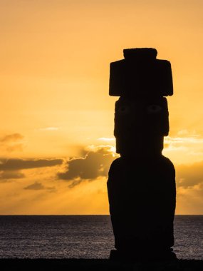 Gün batımı sırasında Paskalya Adası Moia siluet