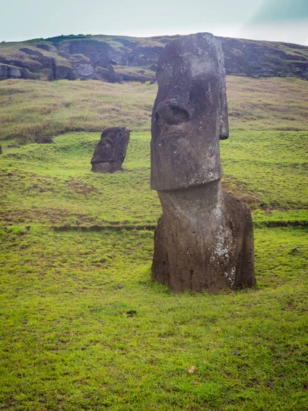 Rano Raraku sopka, lomu moai s mnoha neúplný — Stock fotografie