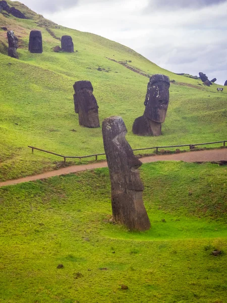 Raraku 火山、多くの uncomplete モアイの採石場 — ストック写真