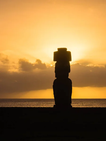 在太海的复活节岛的日落时的莫艾剪影 — 图库照片