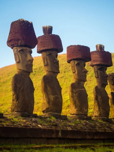 Ahu Nau Nau 'dan Moais Paskalya Adası, Şili' deki Anakena sahilinde. — Stok fotoğraf